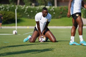 La estrella Sadiq en el campo Anexo del Power Horse Stadium. 