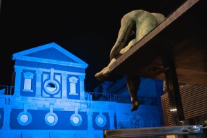 Fachada del Teatro Apolo iluminada de azul