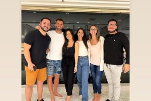 Leo Baptistato con sus amigos de Brasil antes de viajar a Almería.