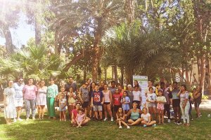 Familias participantes en este taller del Ayuntamiento de Roquetas de Mar.