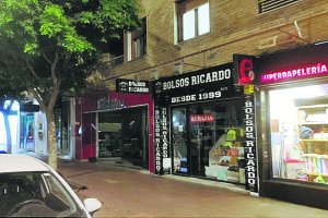 Disparidad en los comercios con su iluminación