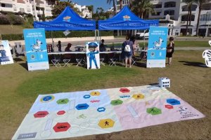 Carpa \"Disfruta el verano seguro\" en Roquetas de Mar.