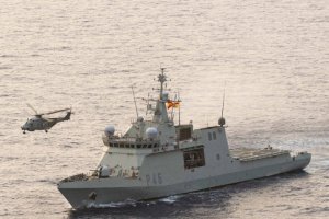 Buque Furor y un helicóptero italiano, en el Golfo de Guinea en 2021. Foto: Armada Española.