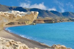 Imagen de la popular roca de Los Escullos.