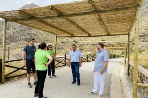 Momento de la visita en el exterior de la Geoda de Pulpí.