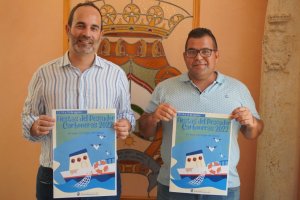 Alcalde y concejal de Festejos de Carboneras con el cartel de las fiestas.