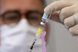 Un sanitario prepara una dosis de la vacuna contra la viruela del mono.