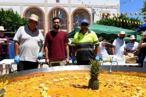 Paella gigante en la Plaza de la Constitución de Enix. (FOTO: Ayuntamiento de Enix)