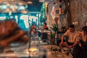 Interior de la cafetería Industrial Coffee.