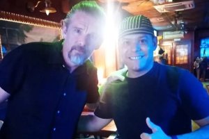 Ethan Hawke y Nicolás Rivero, chef de Viejo Café de Manila. (Foto: cortesía del local).