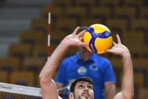 El nuevo fichaje ahorrador con su selección.