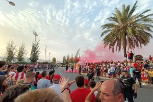 Recibimiento de la afición en la entrada de acceso del autobús de la UD Almería. (FOTO: Francisco G. Luque)
