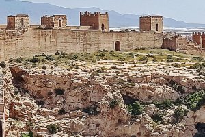 Vista de la muralla del Cerro San Cristóbal desde la Alcazaba.