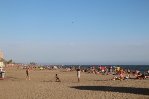 Distintos turistas disfrutando de las vacaciones en Almería.