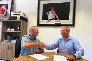 Francisco Bermúdez y Enrique Muñoz tras la firma del acuerdo