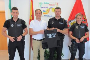 Entrega por el concejal de Seguridad Ciudadana, Alfonso García, al jefe de la Policía Local de Vera, Andrés Magaña.