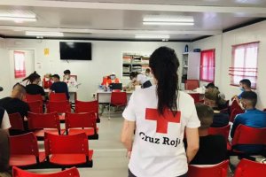 Voluntarios de Cruz Roja con los llegados en patera.
