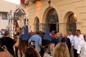 El Patrón garruchero tirado por bueyes en procesión por el pueblo.