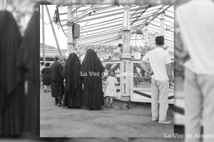 Dos monjas del Hogar delante del látigo en la feria de 1961. Junto a ellas, se puede ver a una niña con el uniforme del centro.