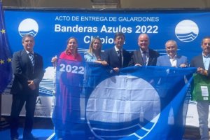 Imagen de archivo de las autoridades hacen entrega de la Bandera Azul a El Playazo en Vera.