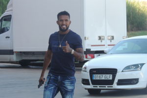 Dyego Sousa llegando al Estadio, donde espera triunfar en Primera.