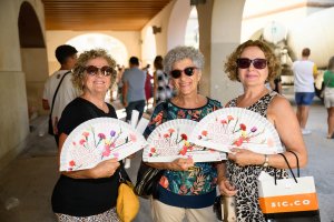 Tres almerienses que ya disfrutan de su abanico.