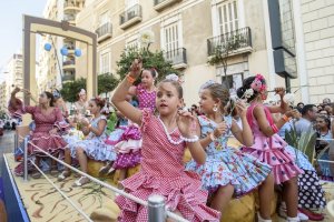 Una más que esperada,  para pequeños y mayores, cabalgata de la tradicional Batalla de Flores, una lluvia de claveles rojos y blancos.