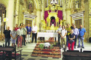 Representantes de la Mesa del Tren ante el altar mayor de la Patrona