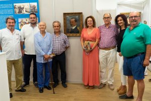 Inauguración de la muestra en Garrucha con los comisarios, familiares, alcaldesa y concejales.