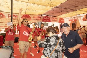 Los más veteranos del ambigú bailando al ritmo de La Charanga de La Voz