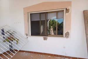 Reja arrancada en la casa robada el pasado viernes en Cortijo Guillén.
