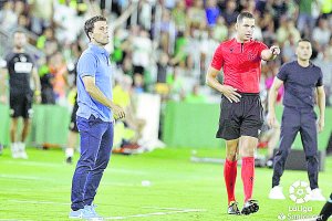 Concentrado en la banda del Martínez Valero.