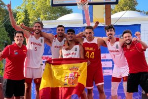 Raúl Fernández con su campeones.