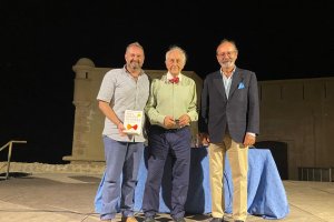 El concejal de Cultura con el autor del libro durante la presentación.