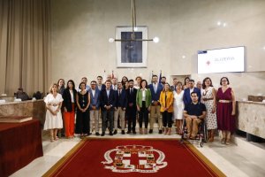 Foto de la Corporación municipal al completo tras la toma de posesión.