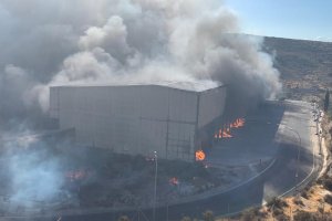 Imagen del incendio en la planta de reciclaje.