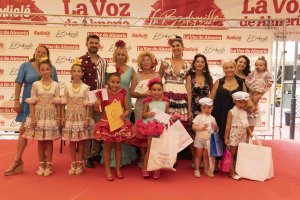 Miembros del jurado y algunos patrocinadores junto a los premiados en el Concurso de Trajes de Flamenca de La Voz de Almería.