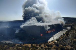 Fuego originado en la planta de reciclaje.