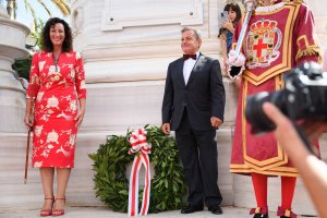 Ofrenda de una corona de laurel a los pies del Pingurucho por parte de María del Mar Vázquez y Ginés Valera
