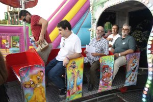 A falta de trenes \'de verdad\' la Mesa se subía ayer al Tren de la Bruja en la Feria.