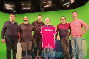 Juan Domínguez con el equipo de Interalmería Televisión, René Román y Juanjo Moreno.