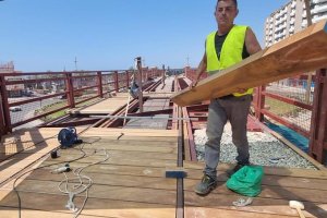Trabajos de pavimentación con madera de iroko en el Cable Inglés de Almería.