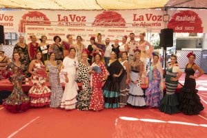 Foto de familia con participantes y jurado del Concurso de Trajes de Flamenca de La Voz de Almería.