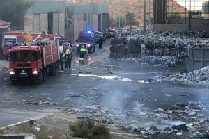Bomberos trabajan en la planta