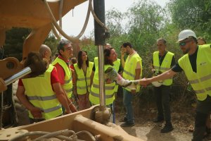 Carmen Crespo durante su visita a un camino rural de Adra