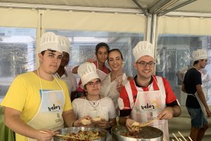 Ana Márquez, presentadora de la actividad junto a los jóvenes que participaron.