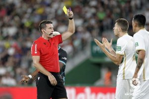 Díaz de Mera expulsó a Centelles en la primera mitad del Elche-Almería.