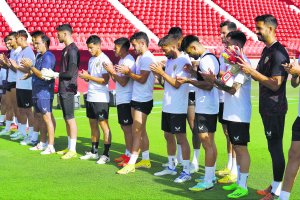 Semana intensa de trabajo en los despachos y en el césped para recibir al Sevilla.