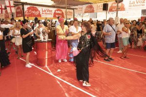 Con mucho arte movían los flecos de sus mantones o los volantes de los trajes de flamenca
