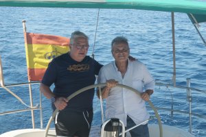 Antonio Felipe Rubio y Cristóbal Cervantes, en el velero Sherry.